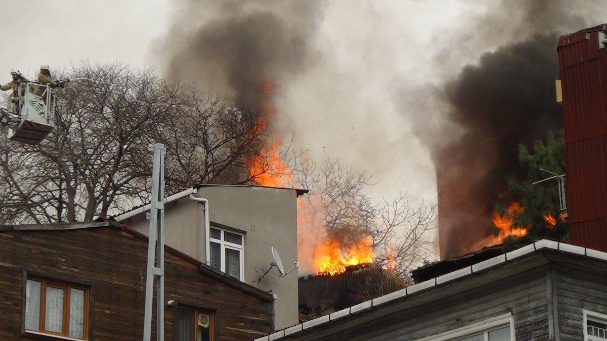 Beyoğlu’nda 3 katlı ahşap binada yangın çıktı