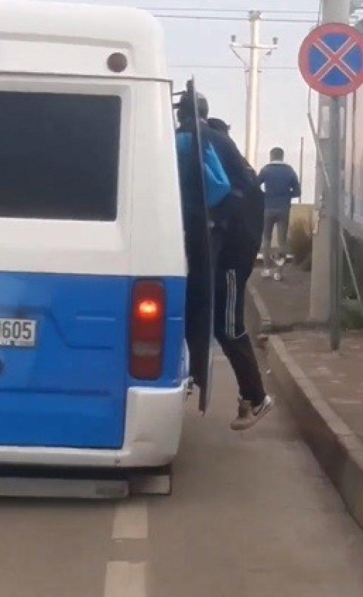 Bursa’da minibüsten 28 kişi çıktı