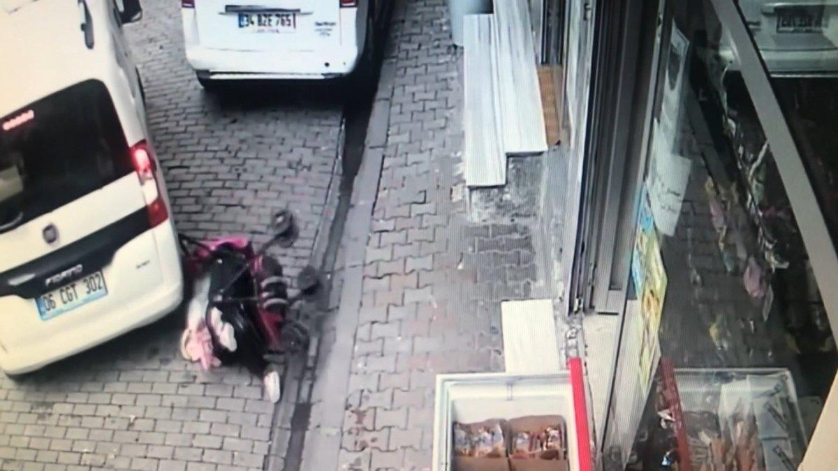 Bağcılar'da bebek arabası devrildi, sürücü son anda fark etti