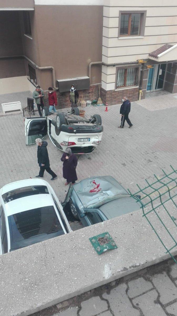 Ankara'da pedalları karıştıran sürücü kaza yaptı