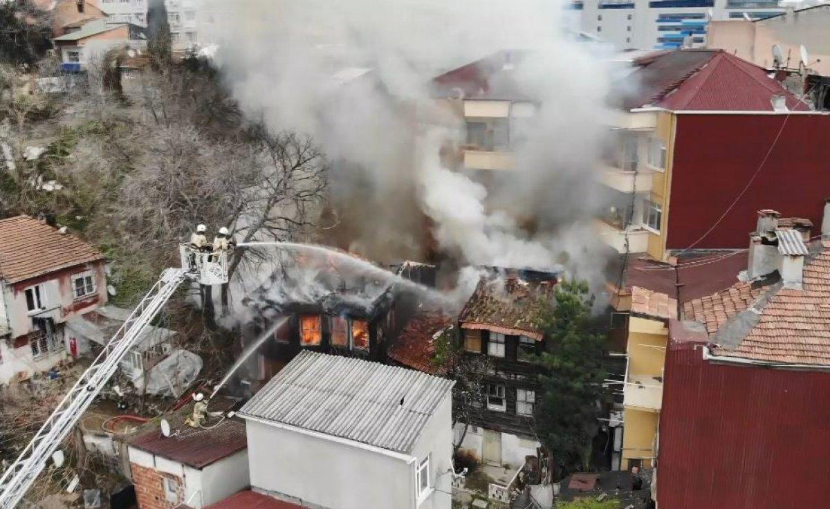 Beyoğlu’nda 3 katlı ahşap binada yangın çıktı