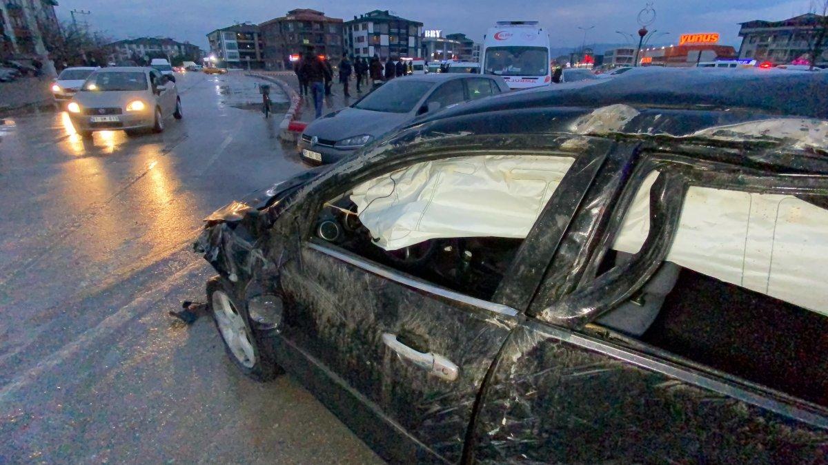 Düzce'de polisin dur ihtarına uymayan sürücü takla attı