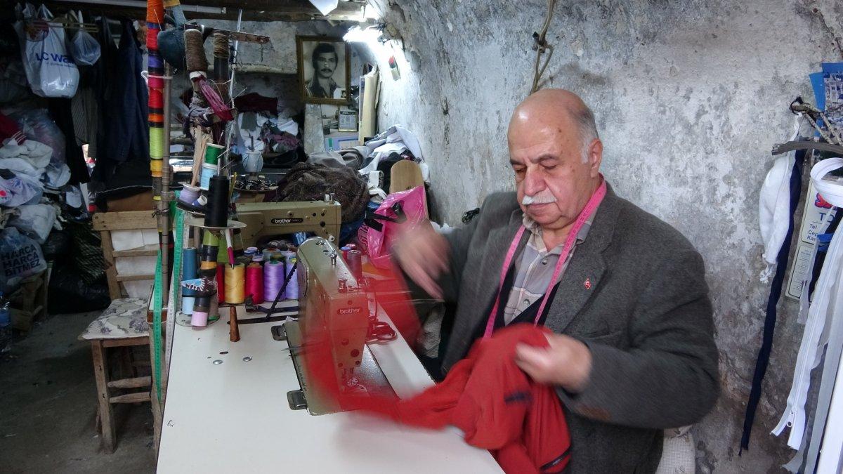 Mardin'de 4 çocuğuyla birlikte eşini de okuttu