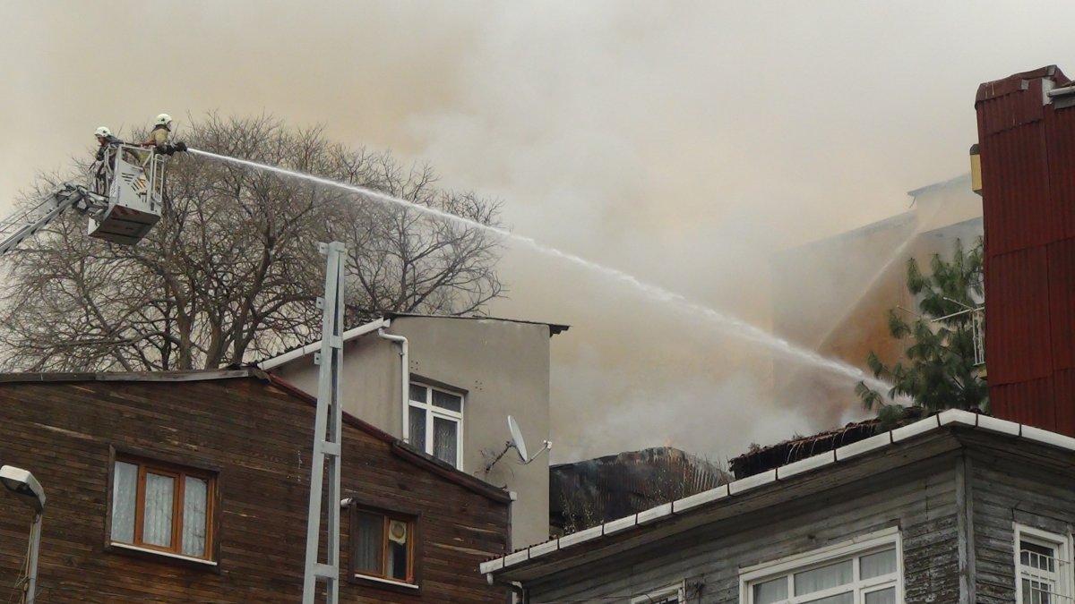 Beyoğlu’nda 3 katlı ahşap binada yangın çıktı