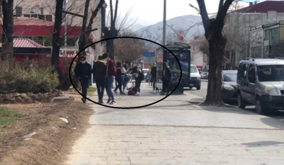 Erzincan'da genç kızların yoldaki kavgası kameraya yansıdı