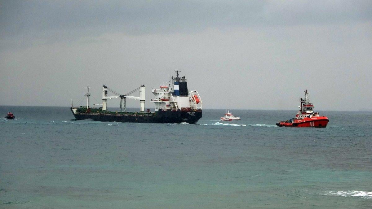 Bozcaada'da karaya oturan kargo gemisi kurtarıldı
