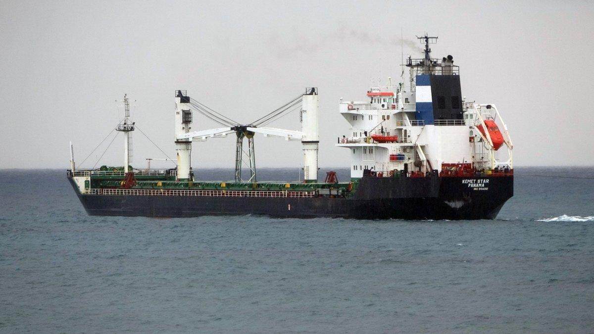 Bozcaada'da karaya oturan kargo gemisi kurtarıldı