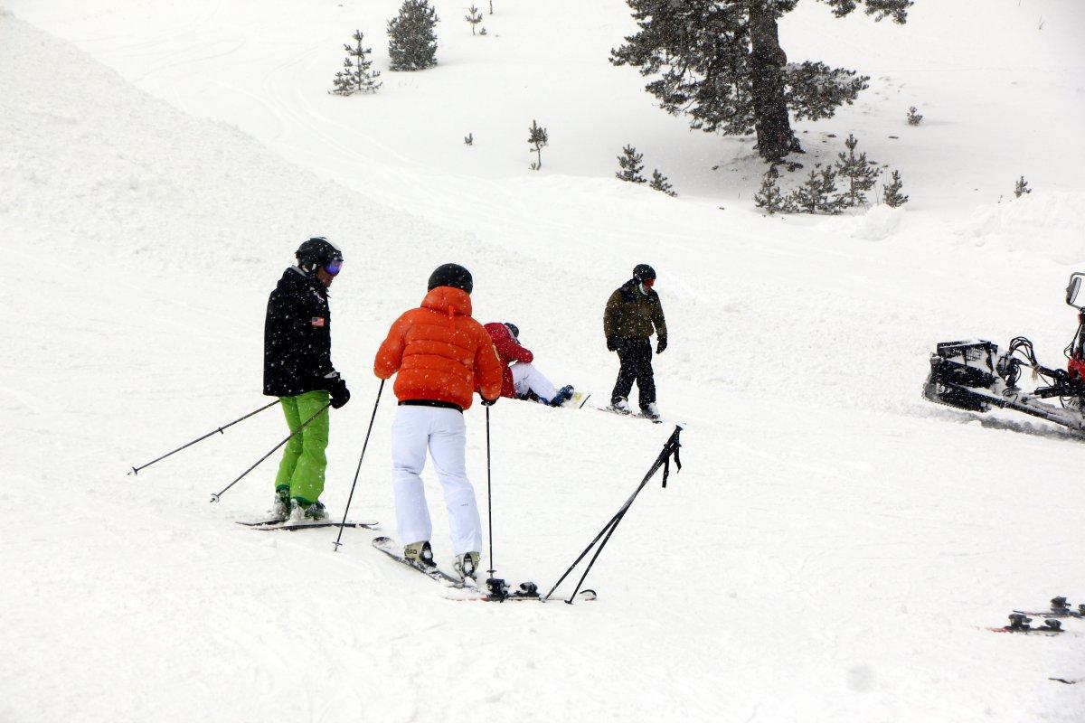 Kartalkaya’da kar yağışı altında kayak ve snowboard keyfi