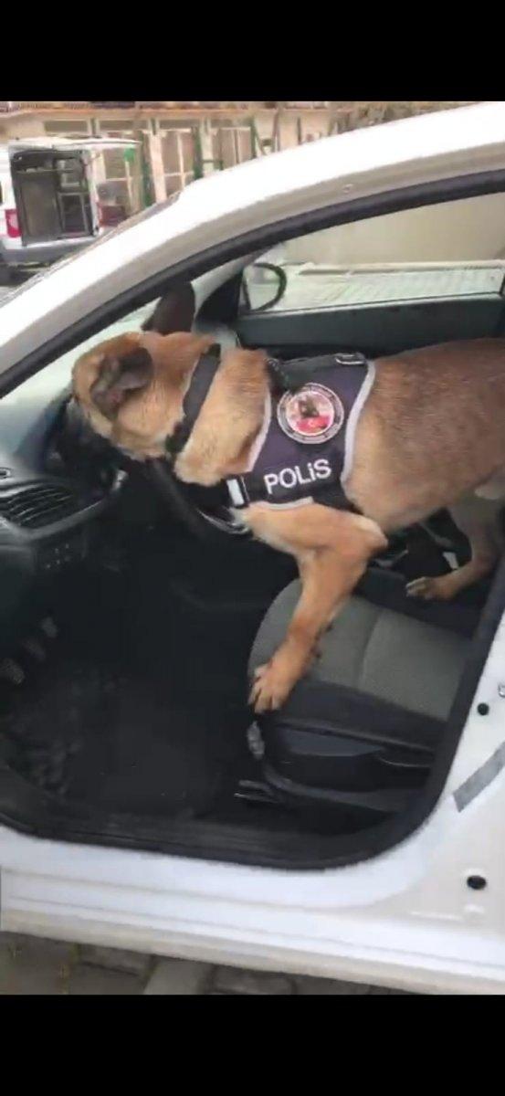 Kuşadası'nda aracın gösterge panelinde uyuşturucu ele geçirildi