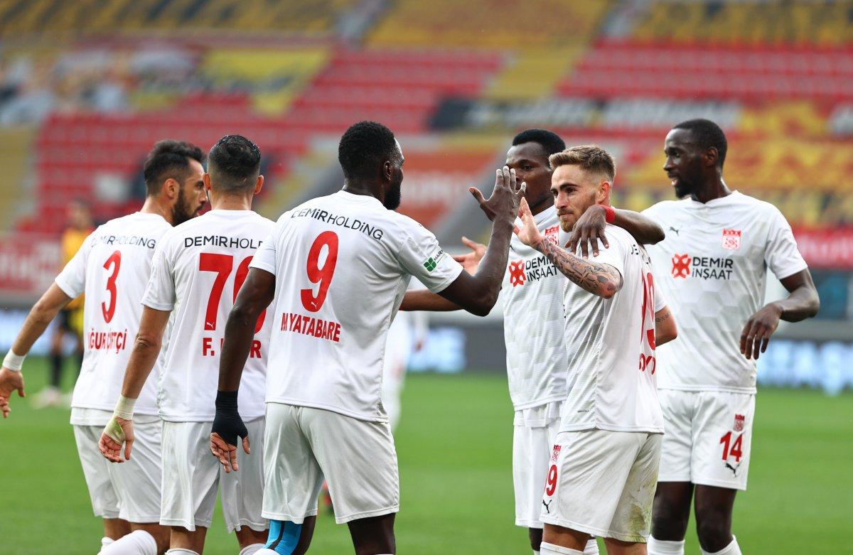 8 gollü çılgın maçta Sivasspor, Göztepe'yi mağlup etti