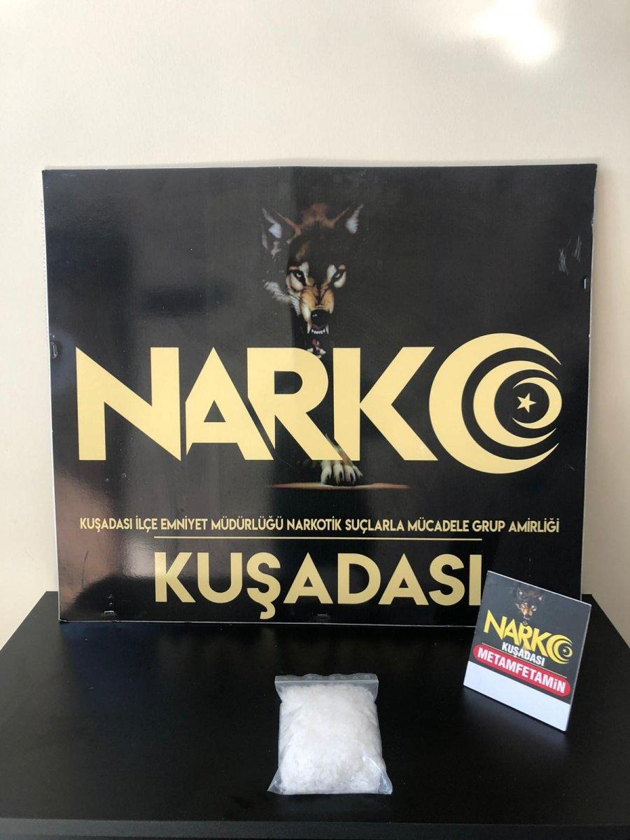 Kuşadası'nda aracın gösterge panelinde uyuşturucu ele geçirildi