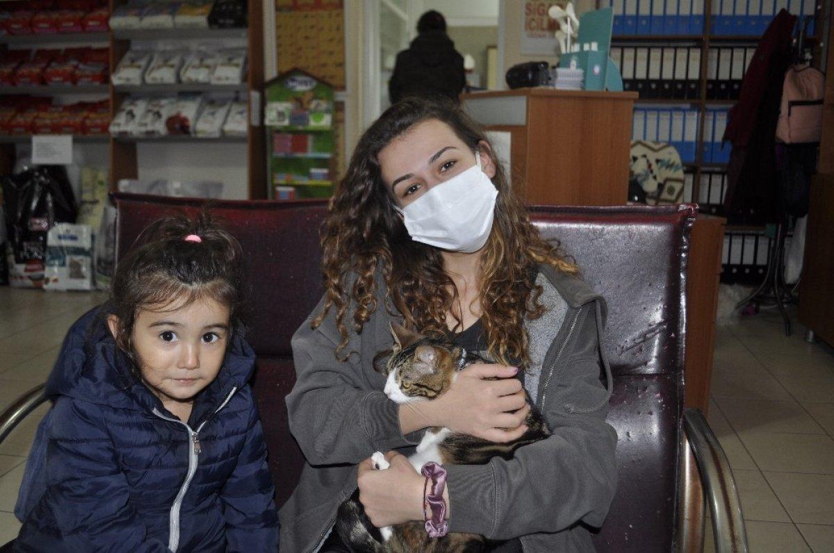 Muğla'da down sendromlu kedisine gözü gibi bakıyor
