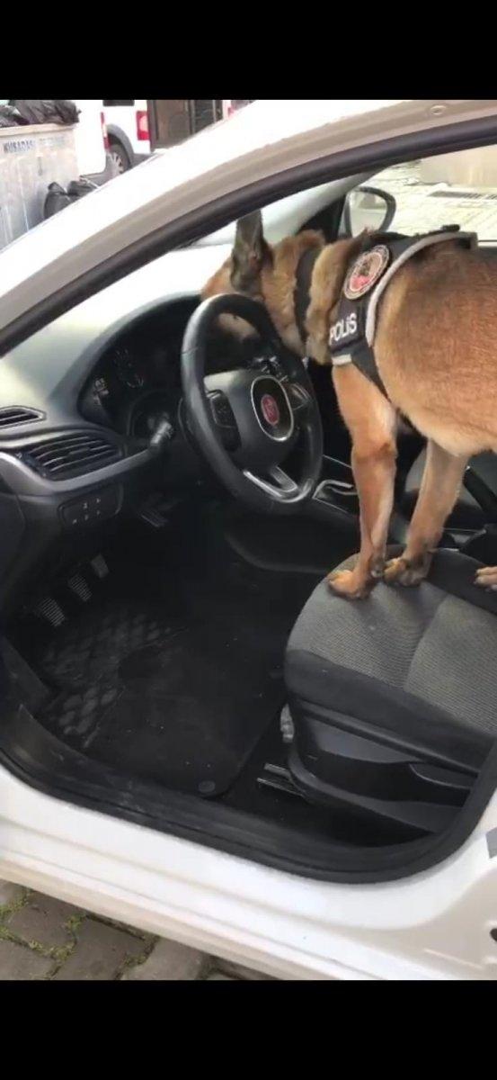 Kuşadası'nda aracın gösterge panelinde uyuşturucu ele geçirildi