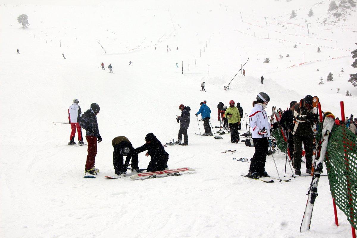 Kartalkaya’da kar yağışı altında kayak ve snowboard keyfi