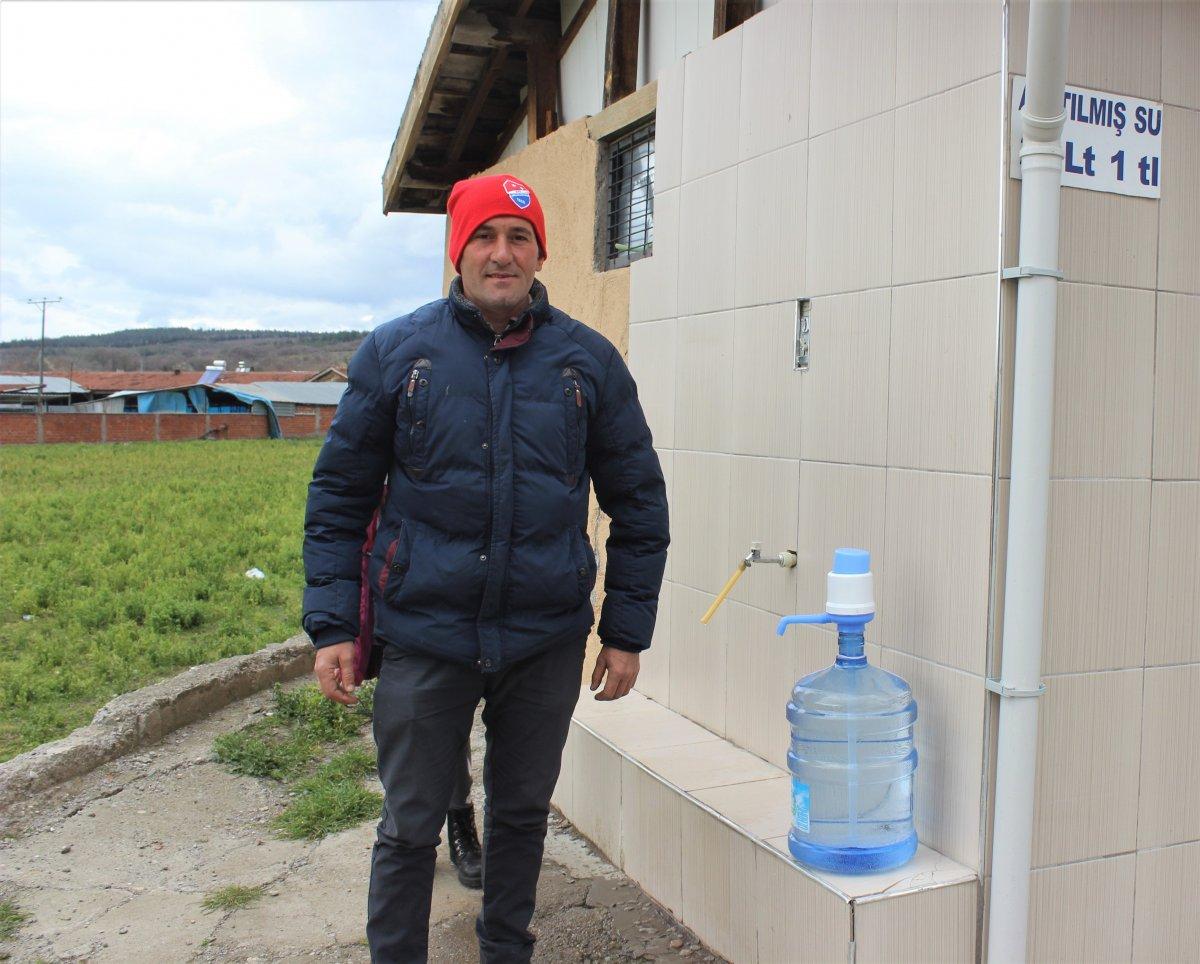 Bursalı köy muhtarı arıtmadan kazandığı parayı öğrencilere harcıyor