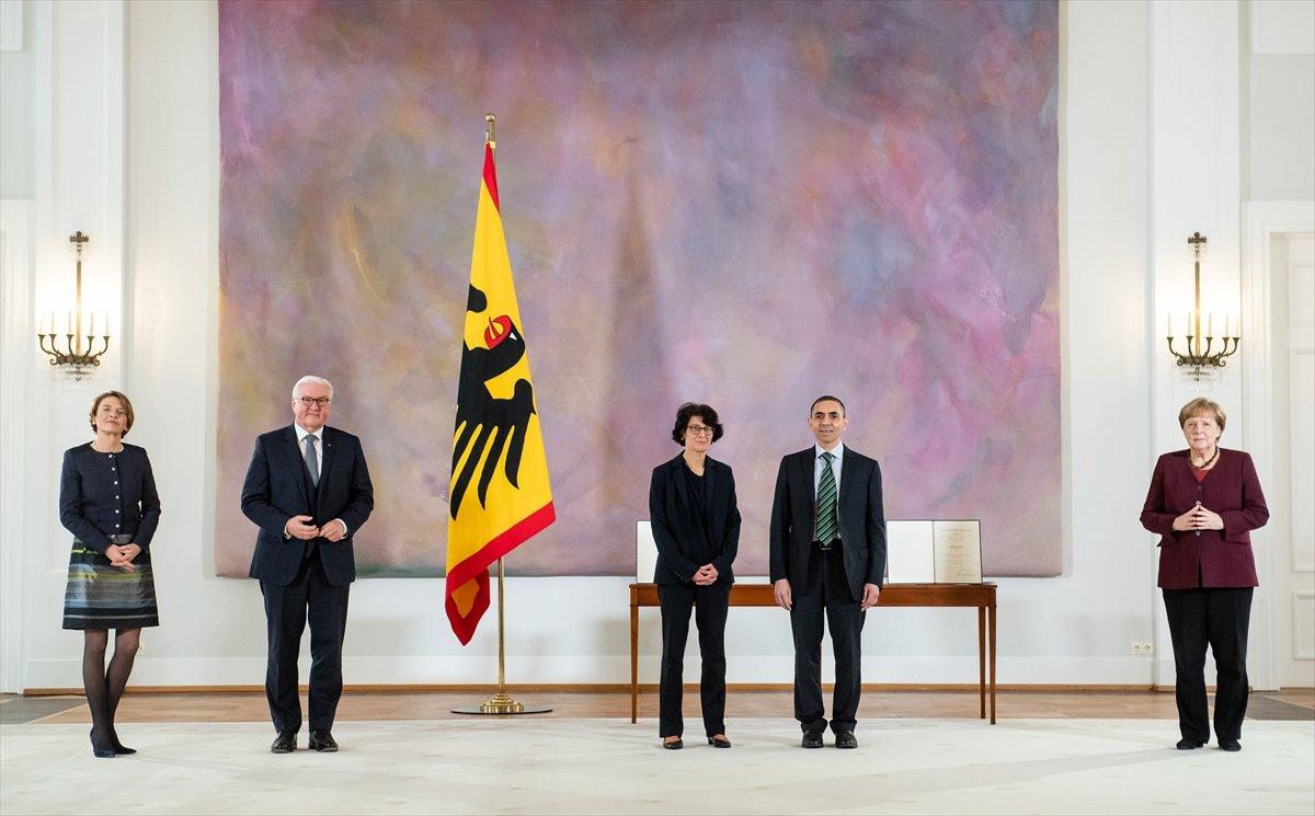 Özlem Türeci ve Uğur Şahin'den Atatürk büstüyle poz