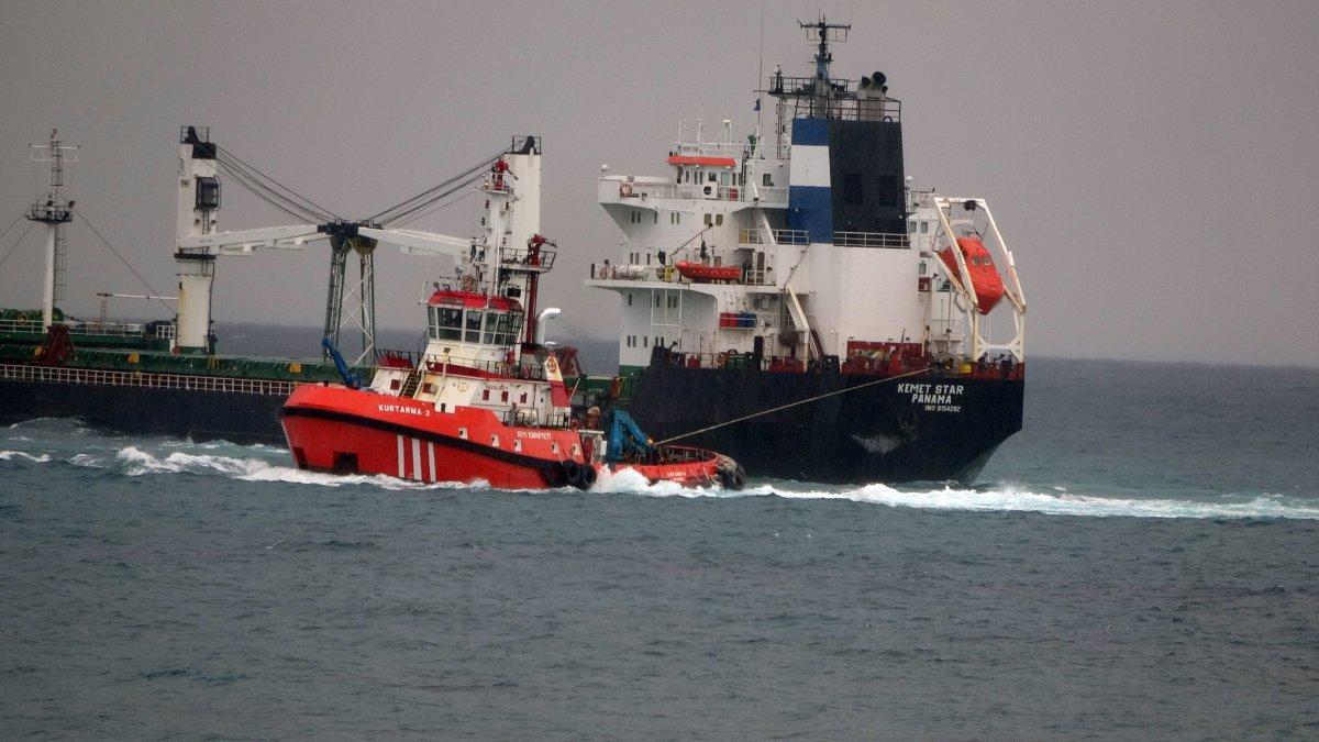 Bozcaada'da karaya oturan kargo gemisi kurtarıldı