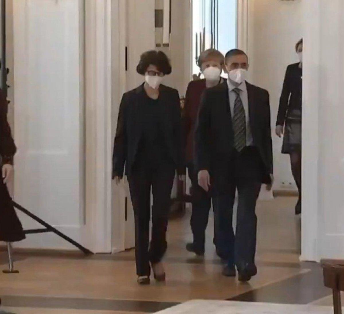 Özlem Türeci ve Uğur Şahin'den Atatürk büstüyle poz