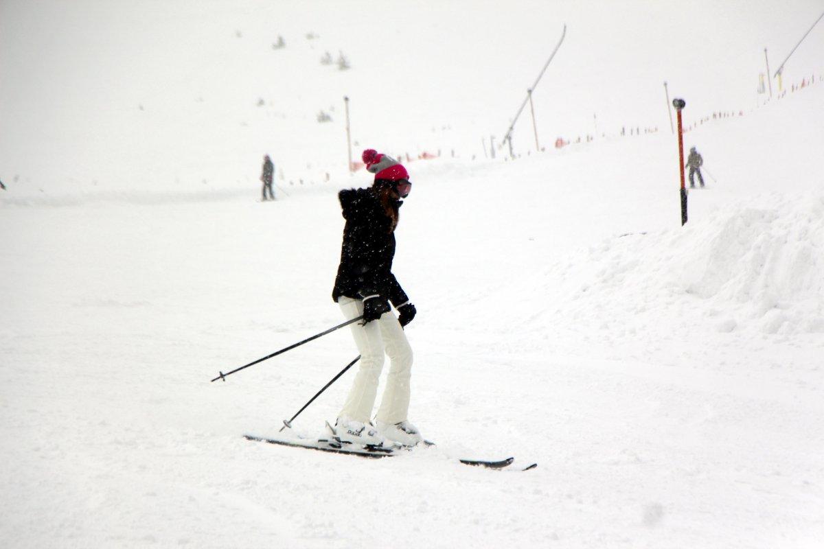 Kartalkaya’da kar yağışı altında kayak ve snowboard keyfi