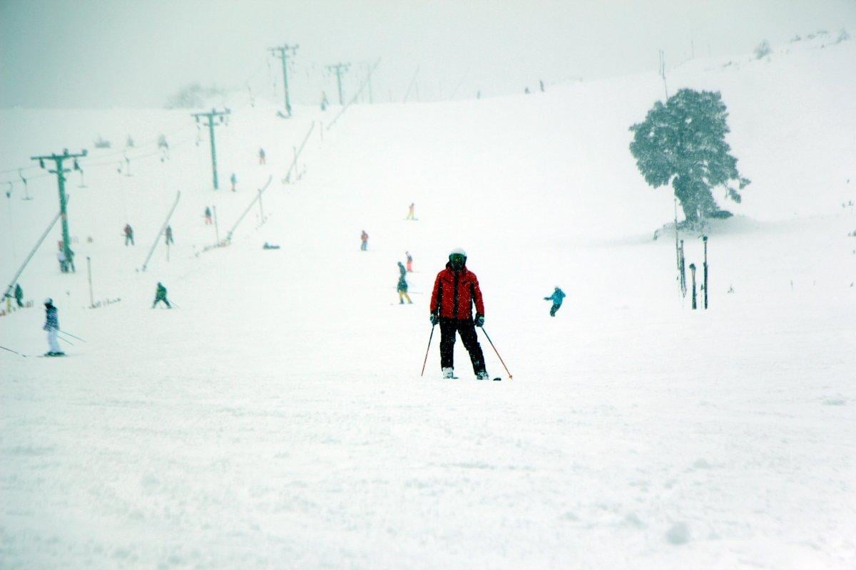Kartalkaya’da kar yağışı altında kayak ve snowboard keyfi