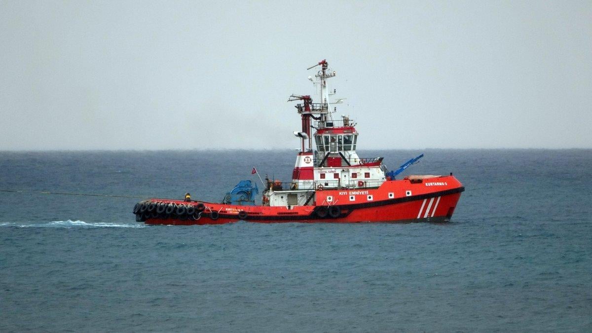 Bozcaada'da karaya oturan kargo gemisi kurtarıldı