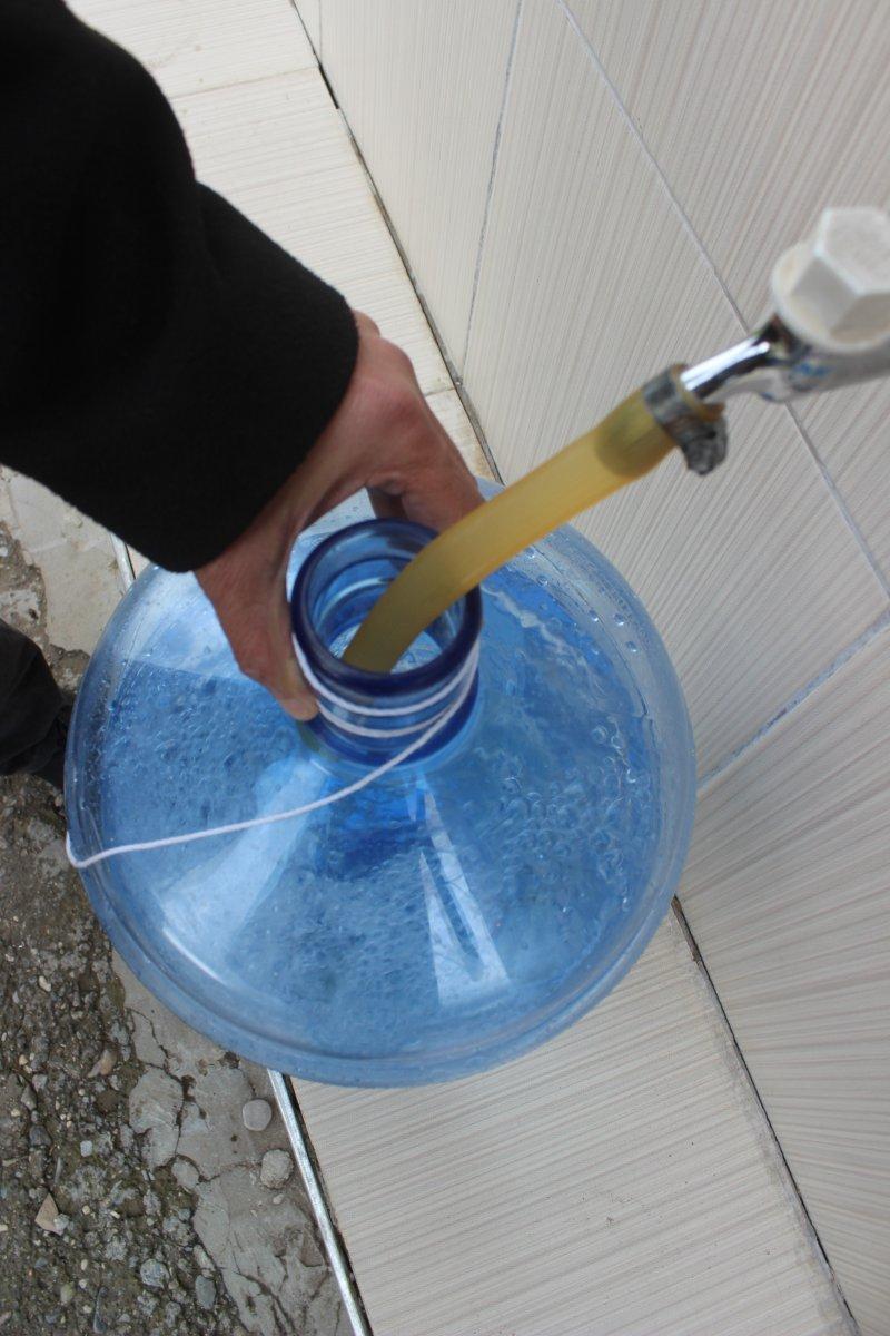 Bursalı köy muhtarı arıtmadan kazandığı parayı öğrencilere harcıyor