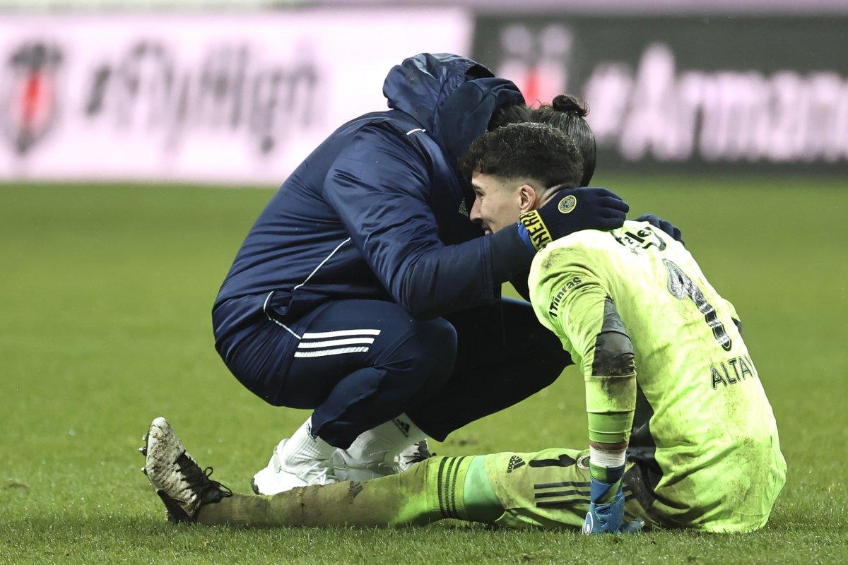 Altay Bayındır maç sonu gözyaşlarını tutamadı