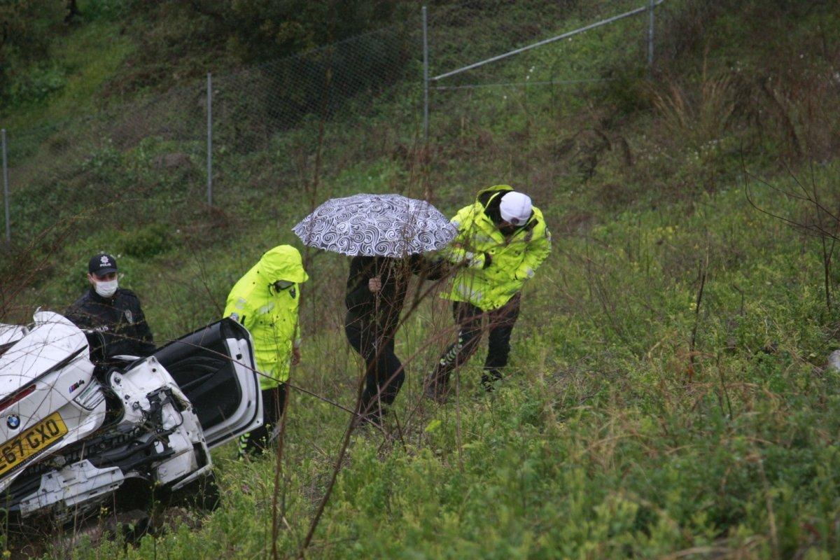 Bursa'da bariyerlere çarparak devrilen otomobilin sürücüsü öldü