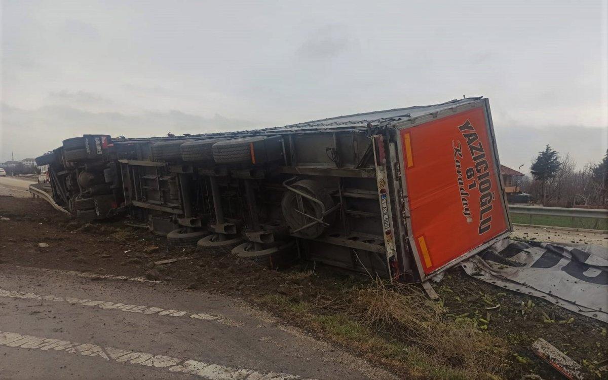 Amasya’da devrilen tırda baba ve oğul hayatını kaybetti