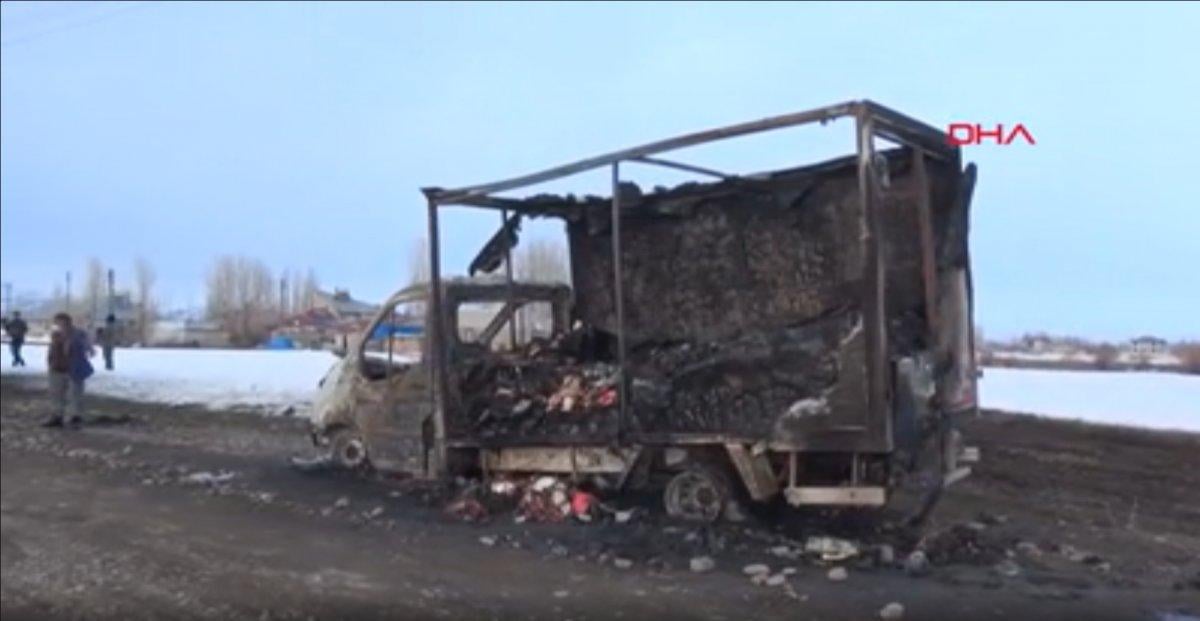 Ağrı’da kundaklanan kamyonetlerin yanında tehdit notu bulundu