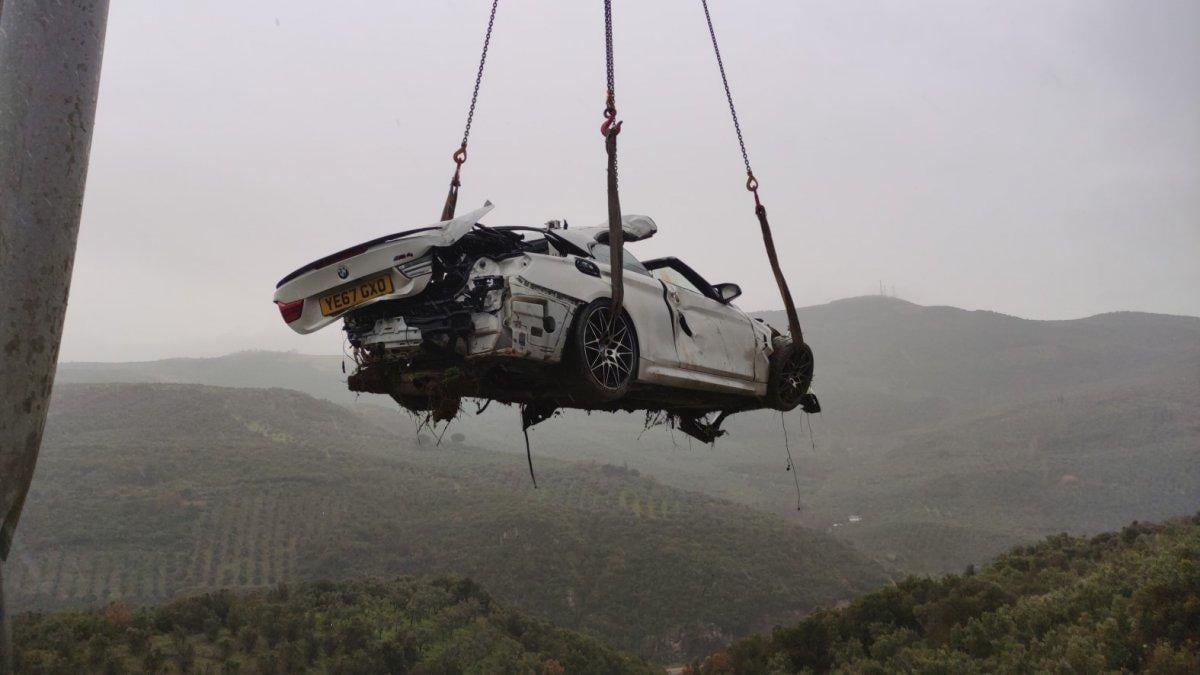 Bursa'da bariyerlere çarparak devrilen otomobilin sürücüsü öldü