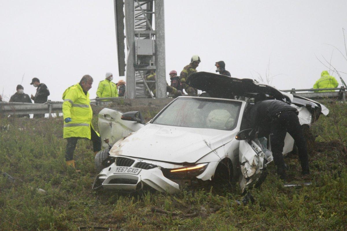 Bursa'da bariyerlere çarparak devrilen otomobilin sürücüsü öldü