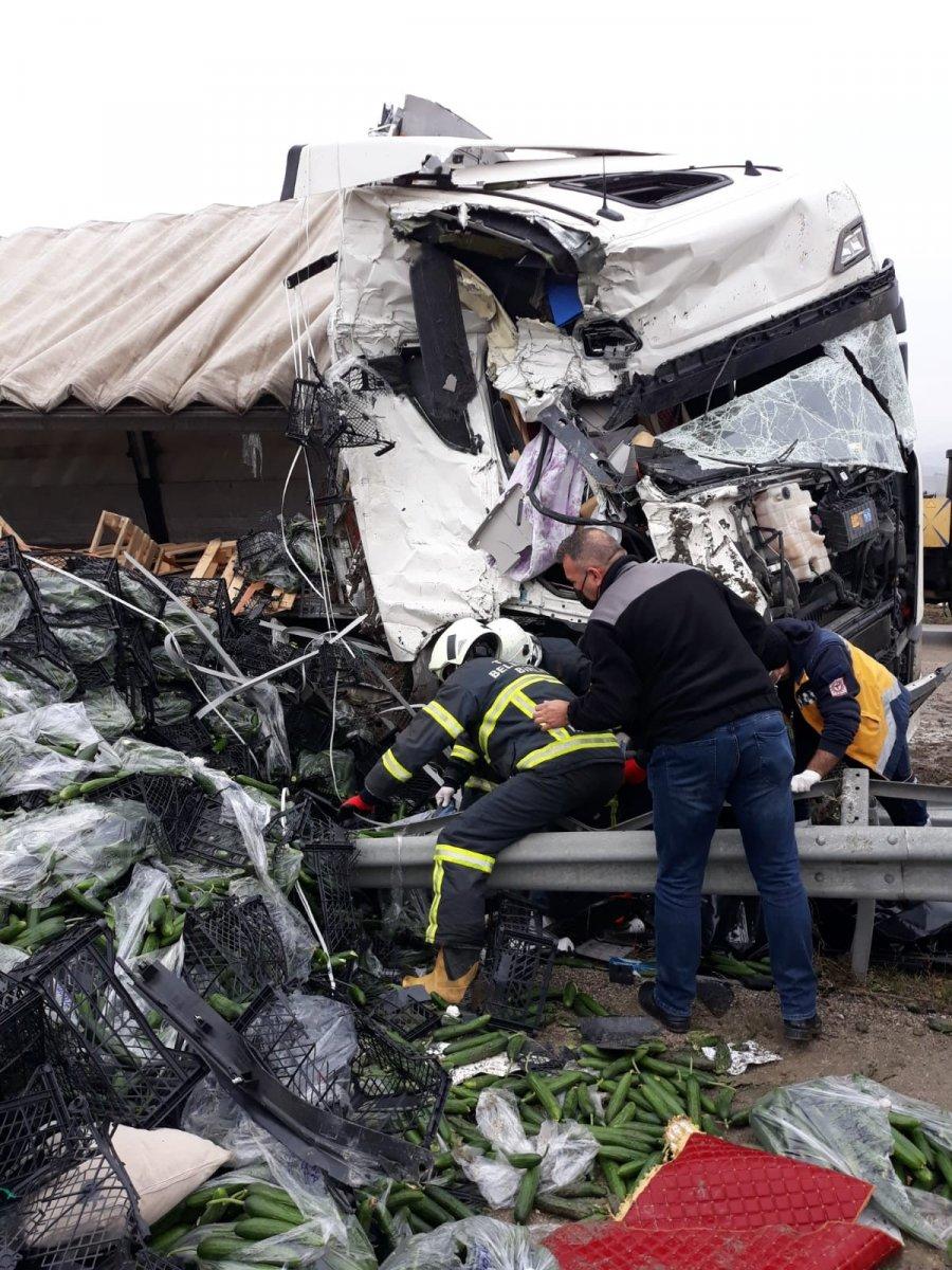 Amasya’da devrilen tırda baba ve oğul hayatını kaybetti