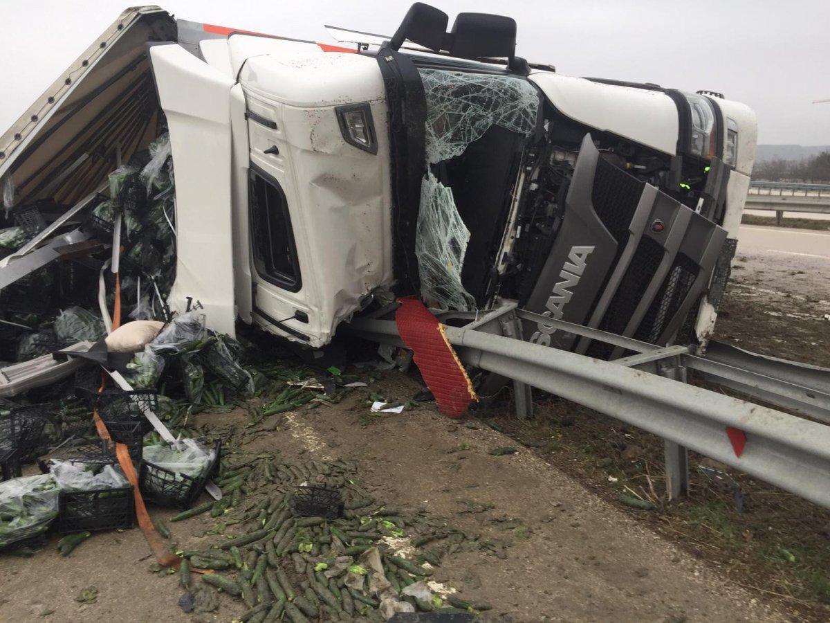 Amasya’da devrilen tırda baba ve oğul hayatını kaybetti