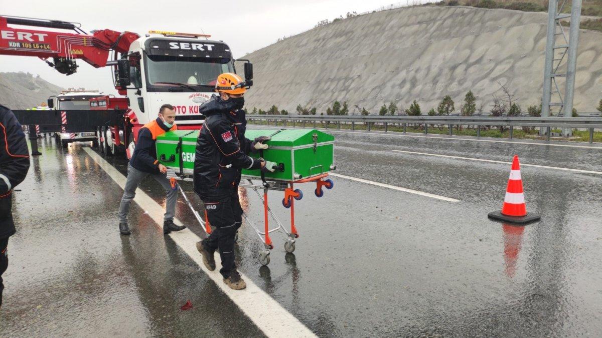 Bursa'da bariyerlere çarparak devrilen otomobilin sürücüsü öldü