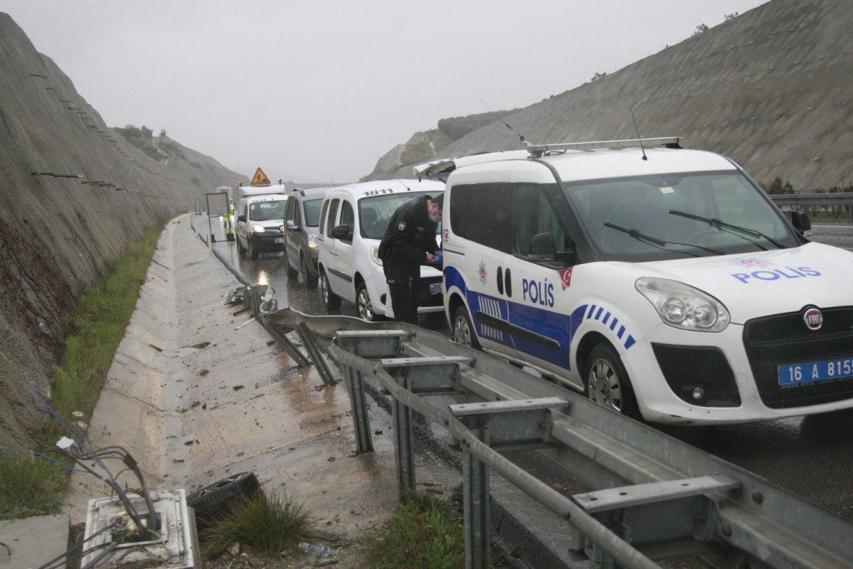 Bursa'da bariyerlere çarparak devrilen otomobilin sürücüsü öldü