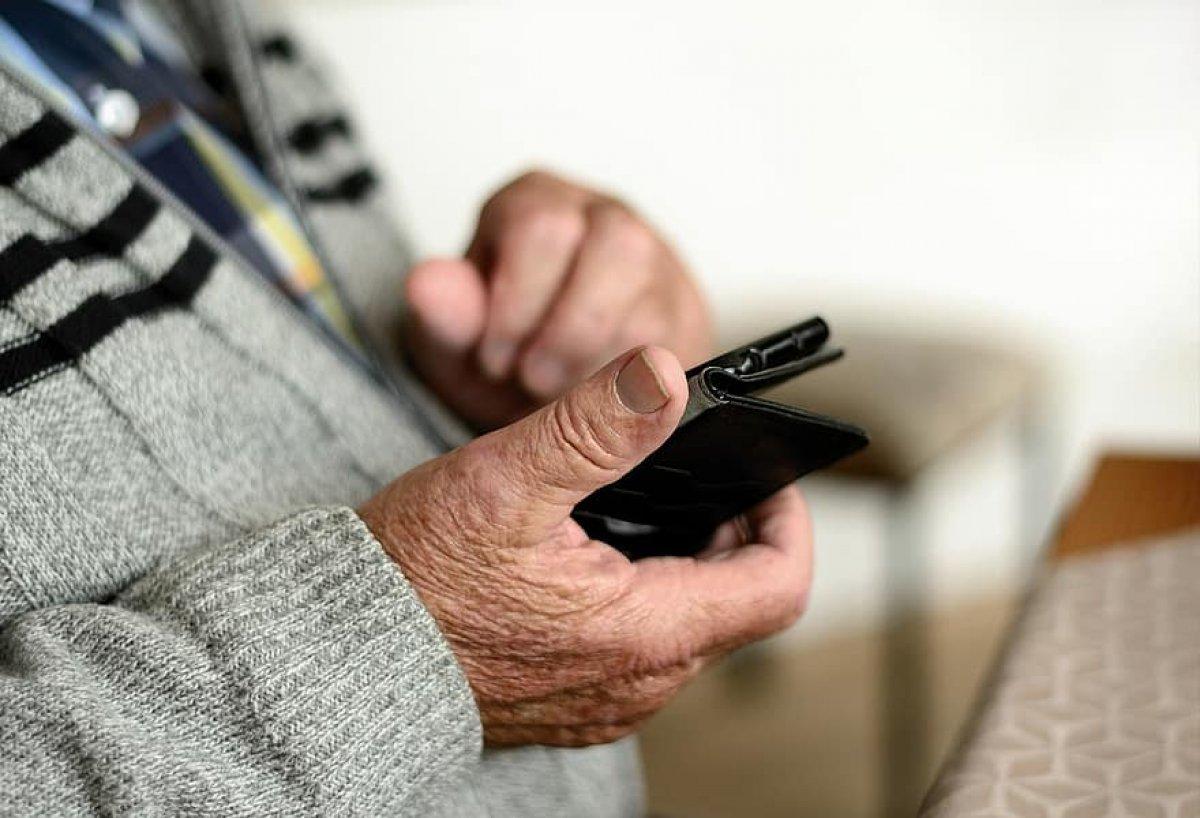 AKILLI TELEFON YAŞLI