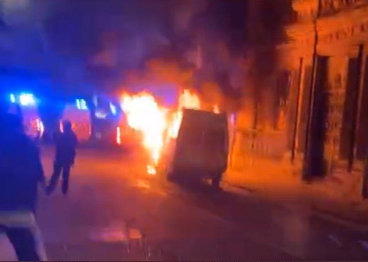 İngiltere'nin Bristol kentinde eylemciler polis karakoluna saldırdı