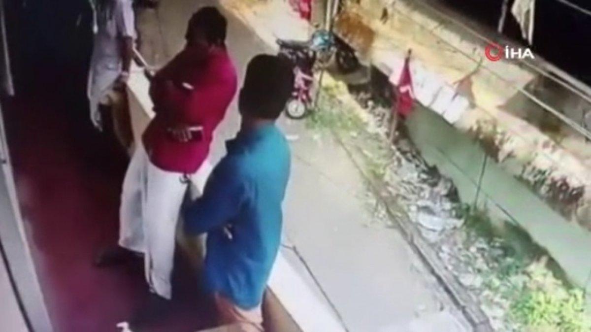 Hindistan'da balkondan düşmekten son anda kurtarıldı