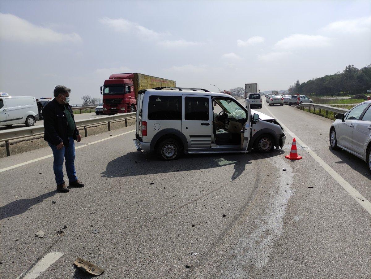 Bursa’da ters yöne giren sürücü, aracının içinden sağ çıkamadı