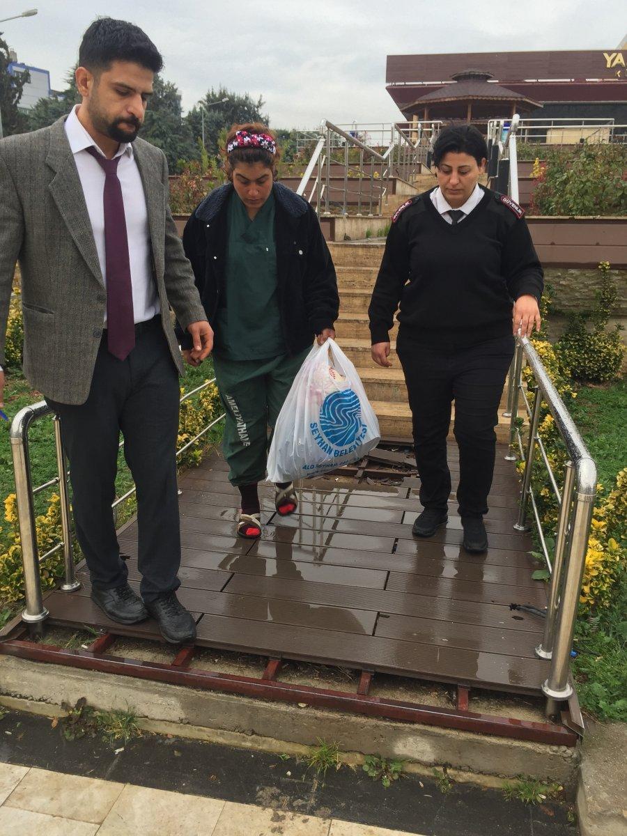 Adana'da doğum yapan kadın, ameliyathane kıyafetiyle sokakta bulundu