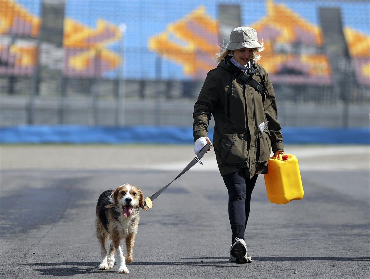Afrika insanıyla empati kurmak için yürüyerek bidonla su taşıdılar