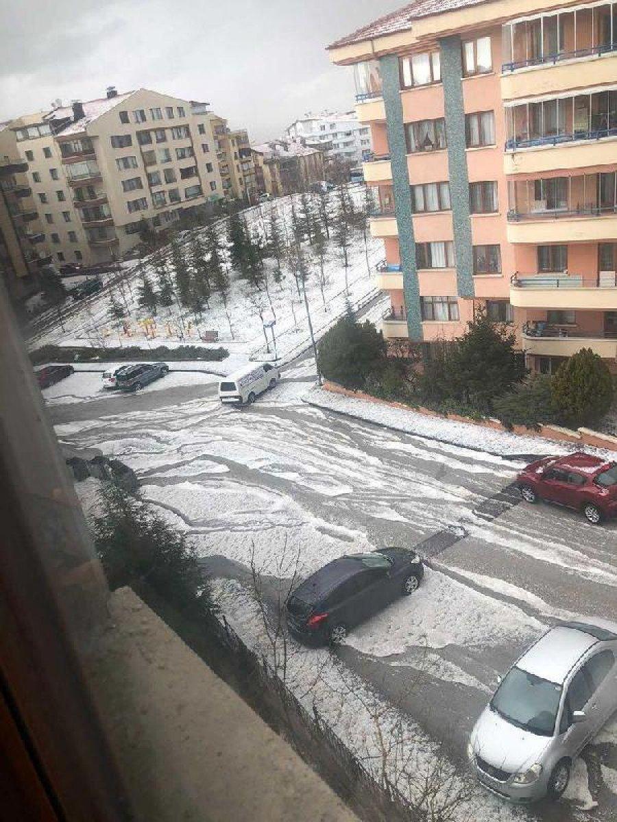 Ankara'da aniden bastıran dolu, şehri etkisi altına aldı