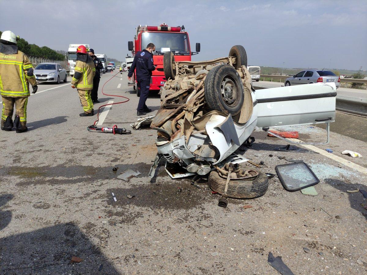Bursa’da ters yöne giren sürücü, aracının içinden sağ çıkamadı