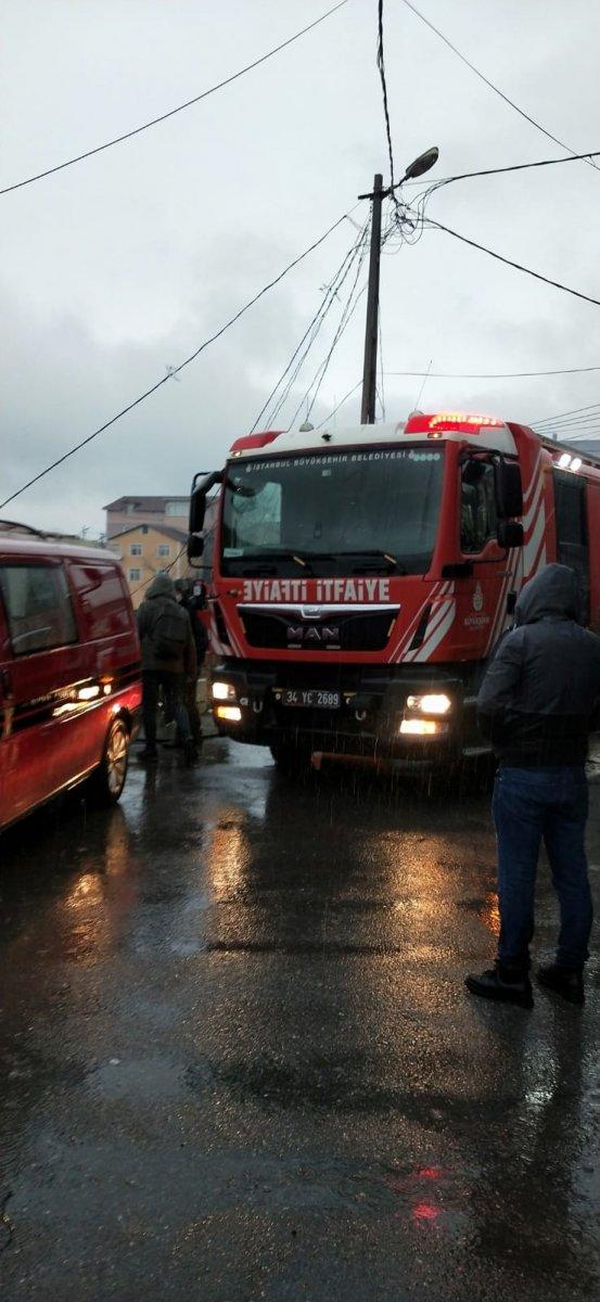İstanbul'da bir evin çatısına yıldırım düştü