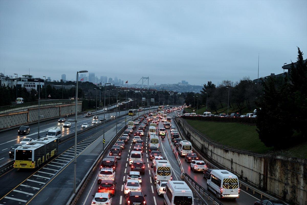İstanbul'da kısıtlamasının sona ermesiyle trafik yoğunluğu arttı