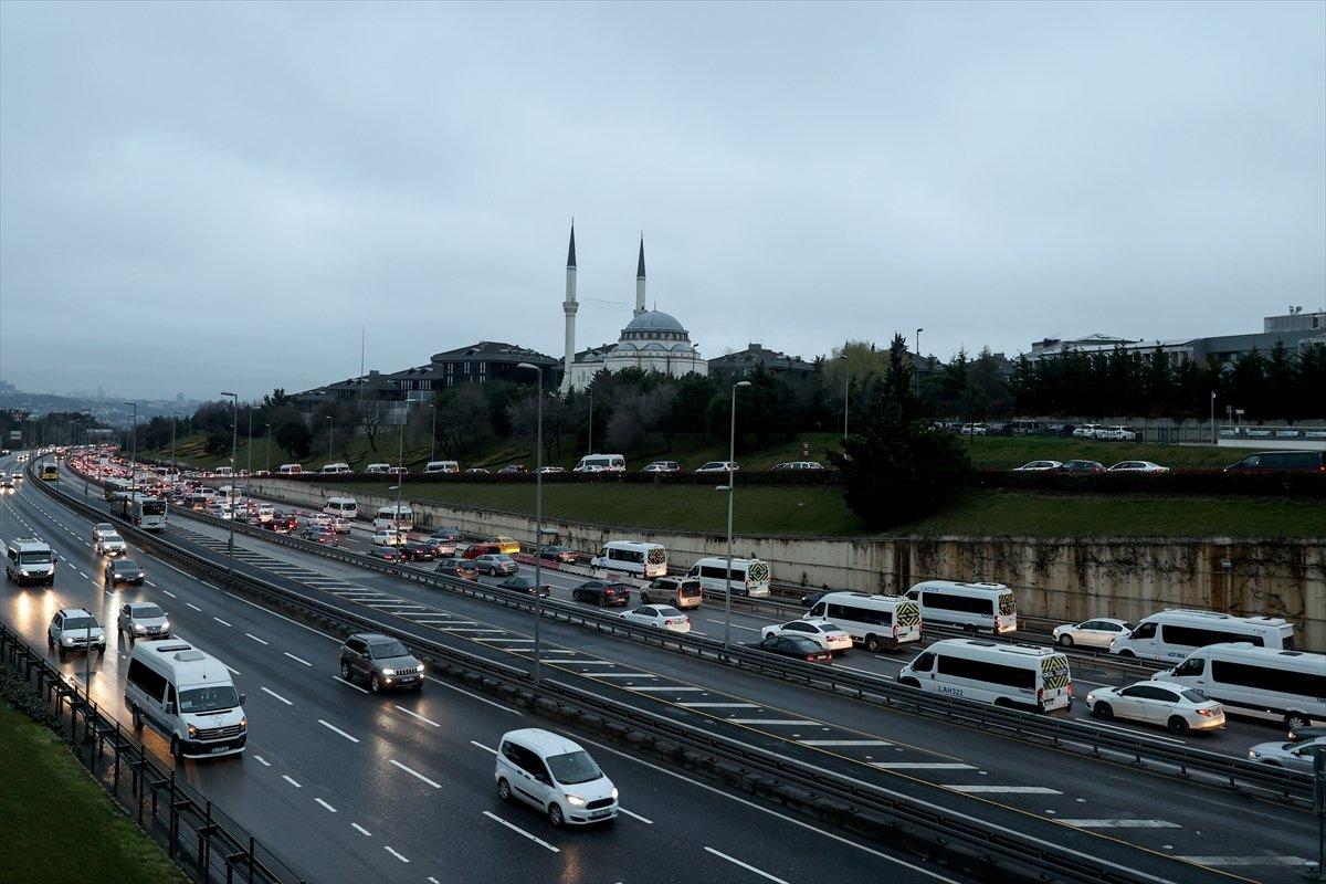 İstanbul'da kısıtlamasının sona ermesiyle trafik yoğunluğu arttı