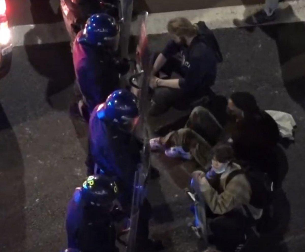 İngiltere'nin Bristol kentinde eylemciler polis karakoluna saldırdı