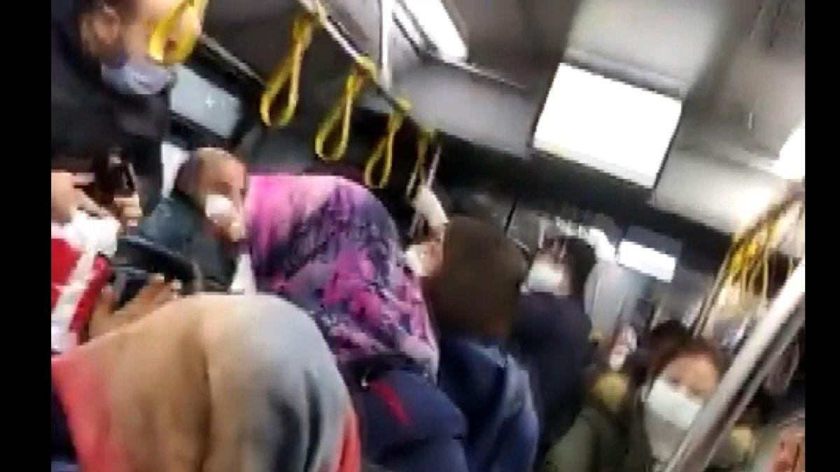 Sancaktepe'de kapasitesi dolan otobüsün önünü kestiler