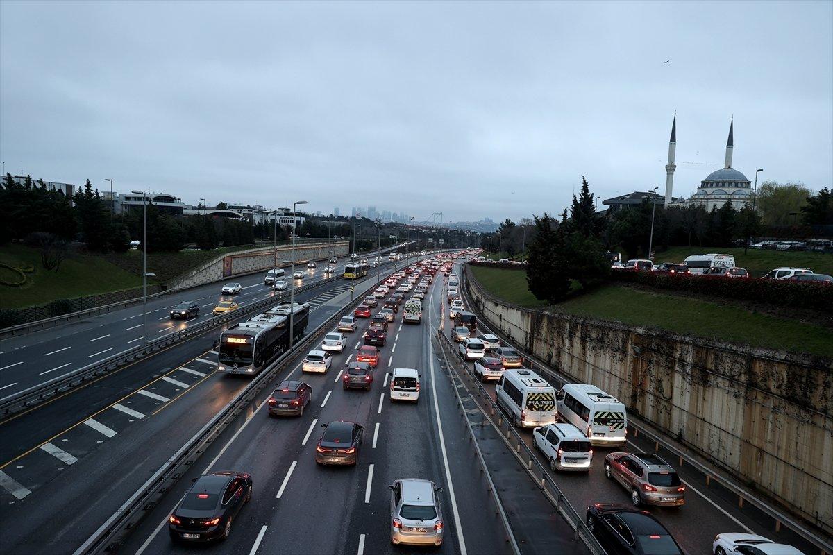 İstanbul'da kısıtlamasının sona ermesiyle trafik yoğunluğu arttı